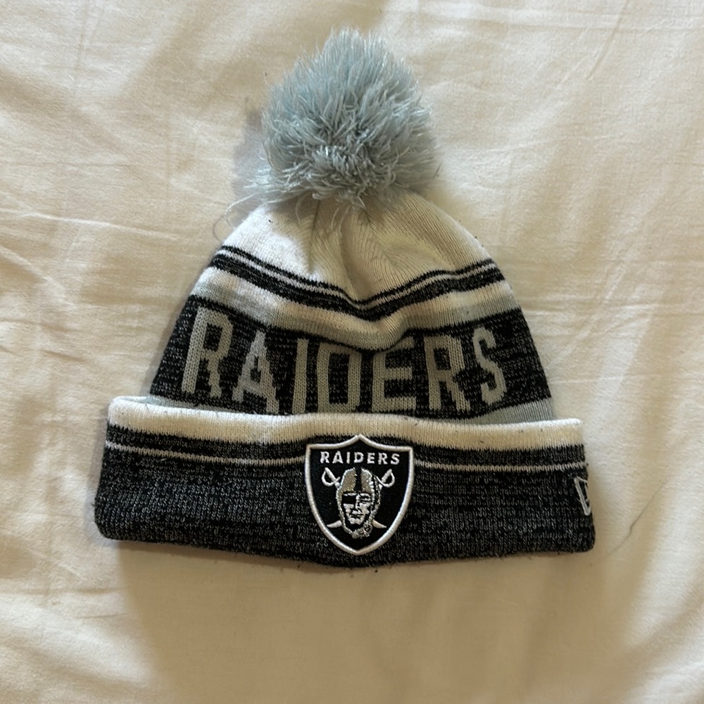 Las Vegas Raiders New Era beanie.